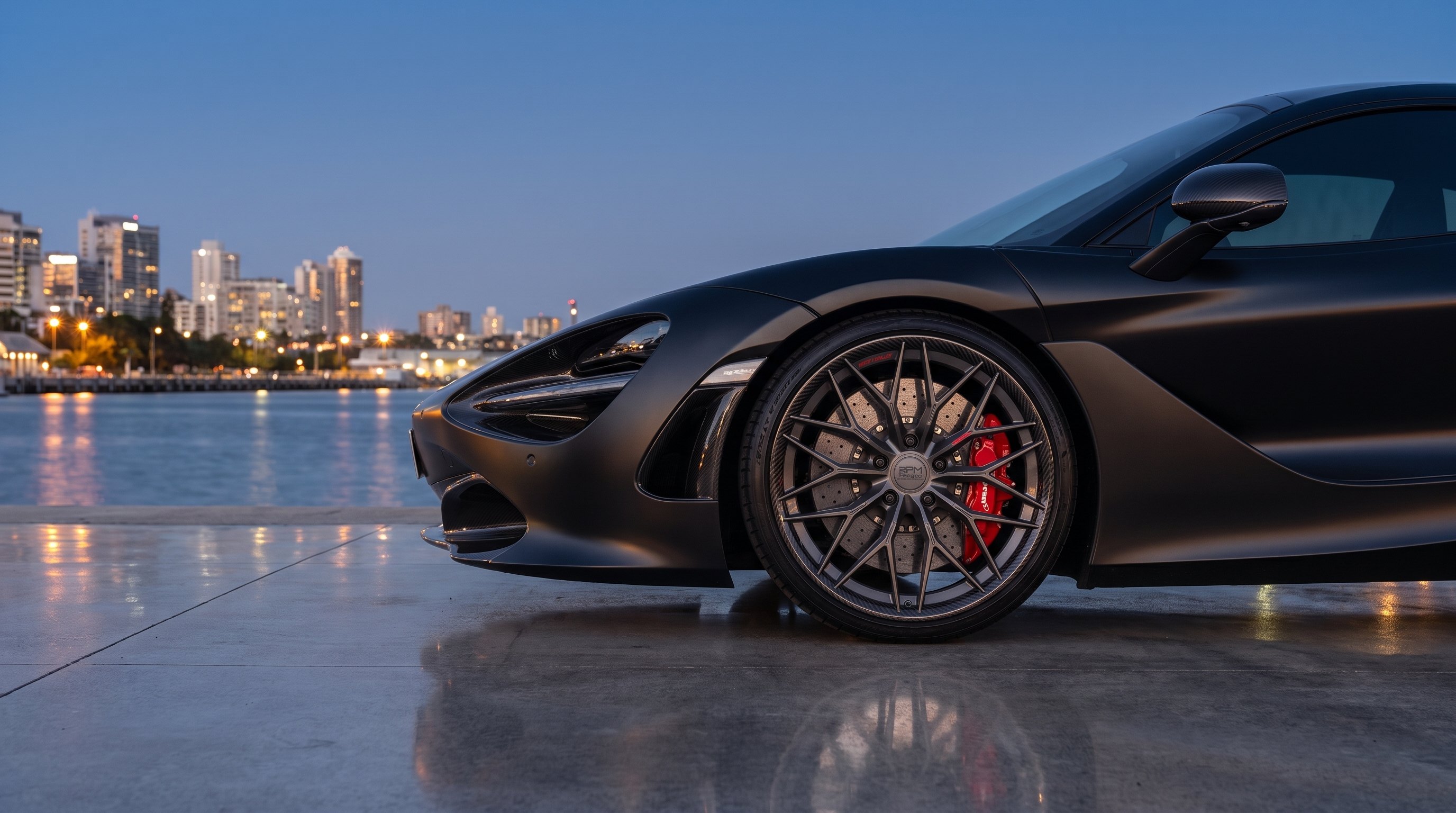 RPM Forged RFX-04 op een matzwarte McLaren 750S aan de waterkant